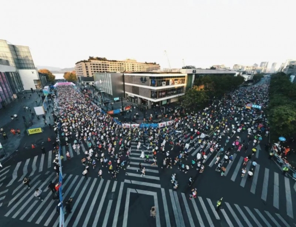  跑步倒影西湖畔，佳人倩影映碧波 2024杭州女子半程马拉松靓丽开赛