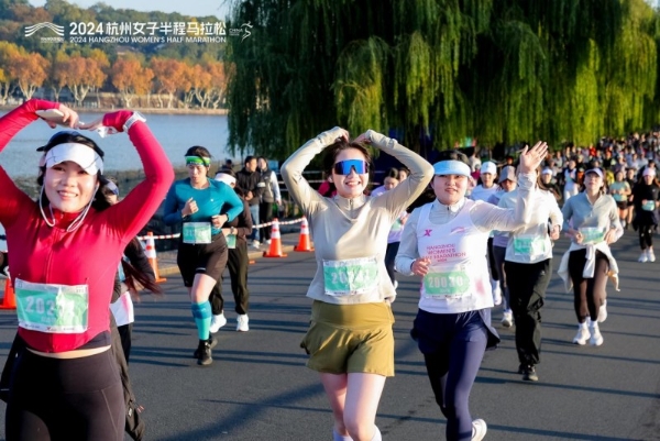  跑步倒影西湖畔，佳人倩影映碧波 2024杭州女子半程马拉松靓丽开赛