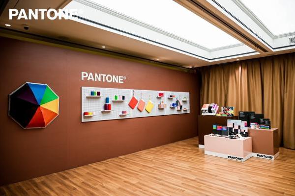  PANTONE 2025年度代表色发布会盛大启幕 一场视觉与感官的艺术盛宴