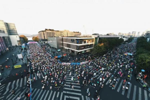  跑步倒影西湖畔，佳人倩影映碧波 2024杭州女子半程马拉松靓丽开赛