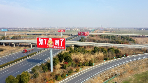 春节营销激战正酣，东鹏饮料“花式整活”引爆送礼市场