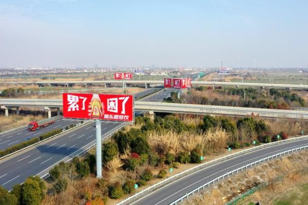 春节营销激战正酣，东鹏饮料“花式整活”引爆送礼市场