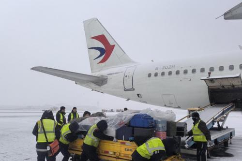 奋战春运！东航人破冰除雪守护旅客回家路