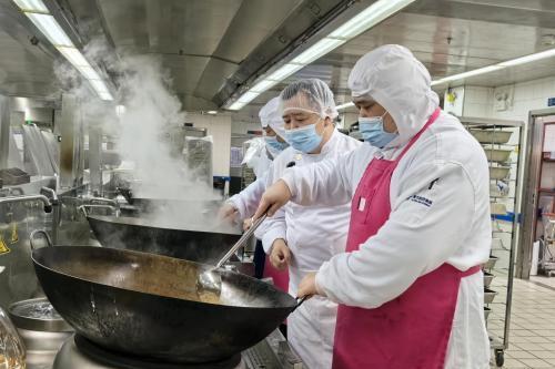 东航食品配餐中心的“不归人”：向云端，送“年味”