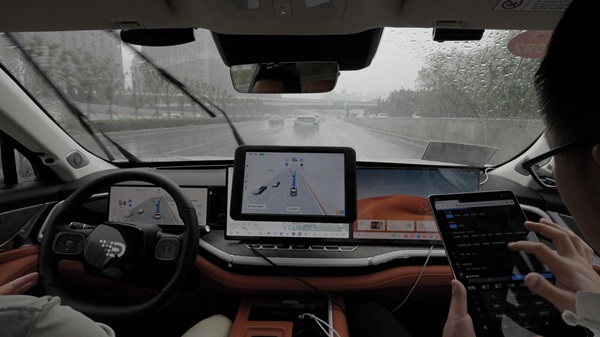 元戎启行周光:VLA模型就像是教练在开车_TOM资讯