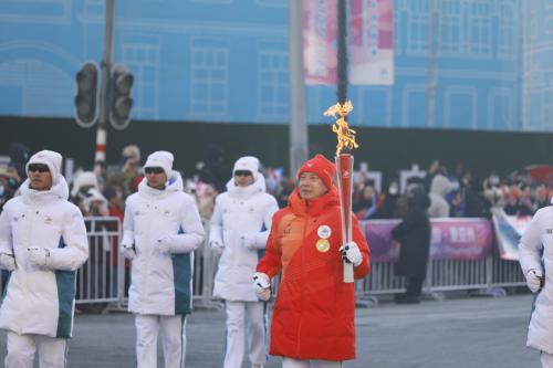 东航2名优秀机长作为第九届亚冬会火炬手完成火炬传递