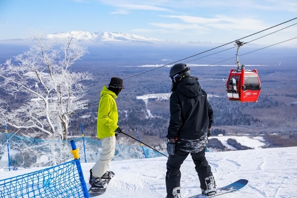 长白山万达国际度假区携手东北大板开启甜蜜雪季