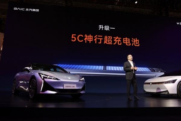 5C闪充+3.7秒破百 加量不加价 11.98万起新阿尔法S5上市