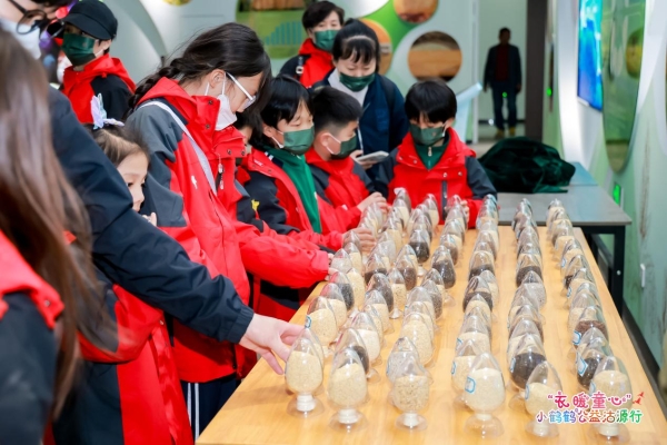 手拉手一起走——小鹤鹤公益活动走进河北沽源