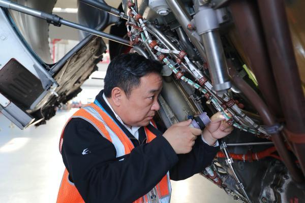 全国劳模、东航首席技师:护航银燕展翅翱翔,比奖章更闪耀 