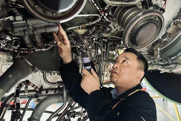 全国劳模、东航首席技师:护航银燕展翅翱翔,比奖章更闪耀 
