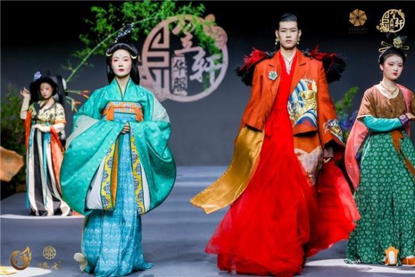​孙笠轩缂丝华服致敬大唐风华：非遗技艺与光影艺术的千年共舞