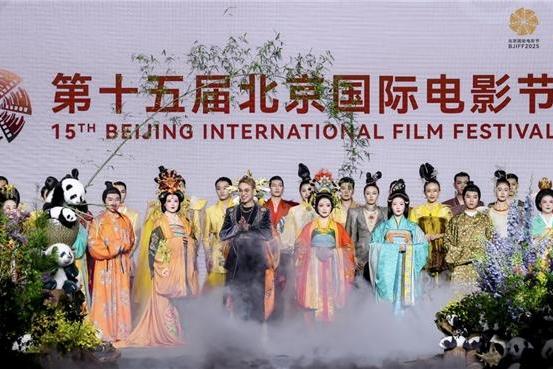 ​孙笠轩缂丝华服致敬大唐风华：非遗技艺与光影艺术的千年共舞