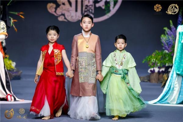 ​孙笠轩缂丝华服致敬大唐风华：非遗技艺与光影艺术的千年共舞
