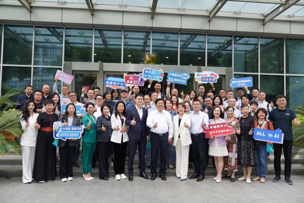  AI赋能｜ 2025“人工智能+行动”大讲坛在上海圆满成功 