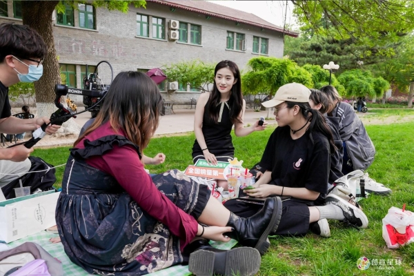  超燃收官！2025无穷农场品牌校园行覆盖上万学子，解锁健康零食的年轻化密码