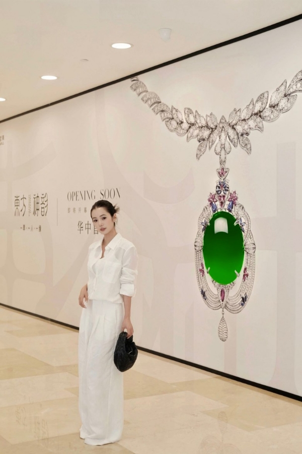 东方神韵华中首店围挡亮相武商MALL，重塑高端翡翠文化新标杆
