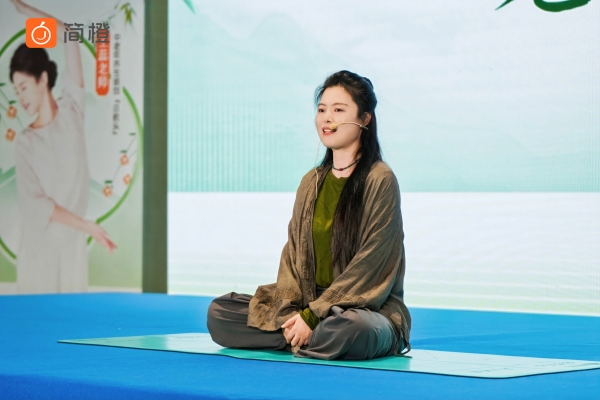 看得见的瑜伽力量：简橙App邀您开启一场身心健康的深度对话，让银发岁月也成为人生最丰盈的乐章