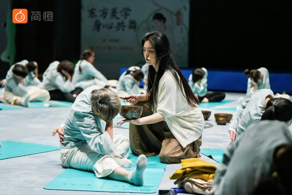 看得见的瑜伽力量：简橙App邀您开启一场身心健康的深度对话，让银发岁月也成为人生最丰盈的乐章