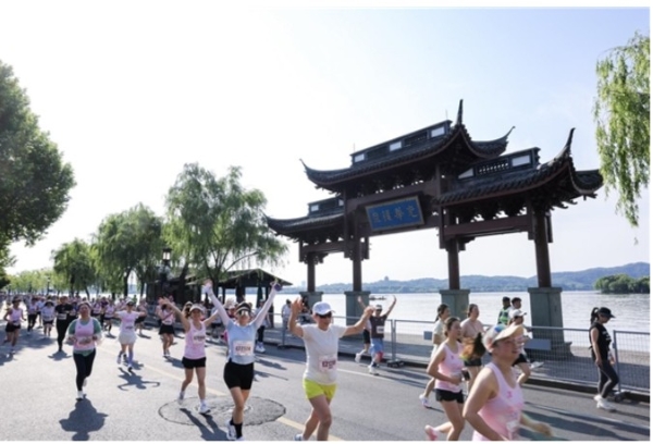 杭城初夏踏花路 泰鲁・澳博天纯2025杭州女子半程马拉松芬芳开赛