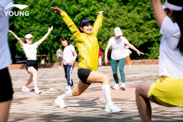 「以奔跑致敬母爱」李宁YOUNG母亲节亲子跑温暖启程