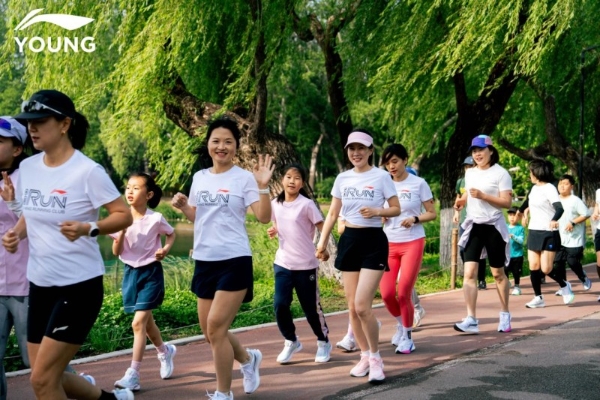 「以奔跑致敬母爱」李宁YOUNG母亲节亲子跑温暖启程