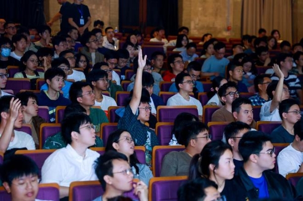 华为终端BG董事长余承东重返母校清华 开讲鸿蒙校园公开课 