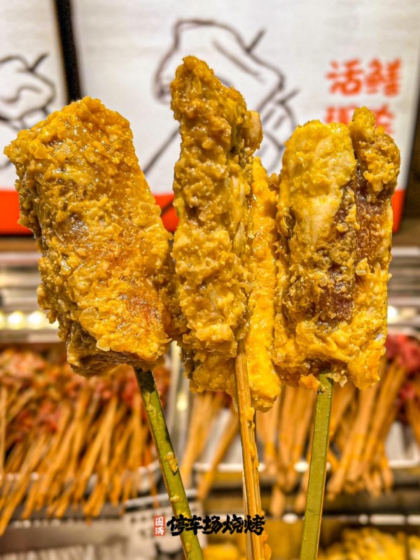 从大凉山到芭蕉叶：拆解围满停车场烧烤夏季新品背后的地域文化密码