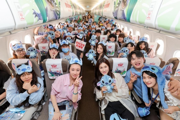 东航开启有爱之旅 “星际宝贝史迪奇”主题航班欢乐启航