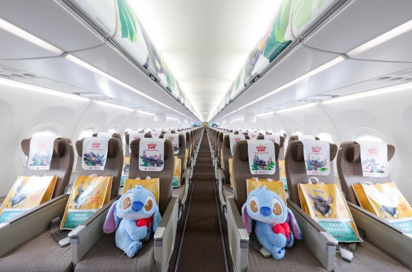 东航开启有爱之旅 “星际宝贝史迪奇”主题航班欢乐启航