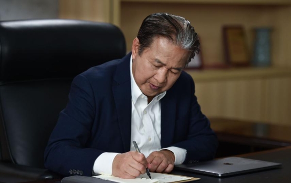  玻璃大王的破局人生：杨建文如何从手表匠人缔造全球手机玻璃帝国