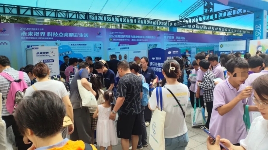 2025年重庆科技活动周主场活动，星辉眼科现场超会玩