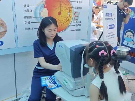 2025年重庆科技活动周主场活动，星辉眼科现场超会玩