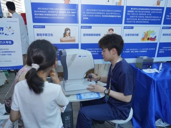 2025年重庆科技活动周主场活动，星辉眼科现场超会玩