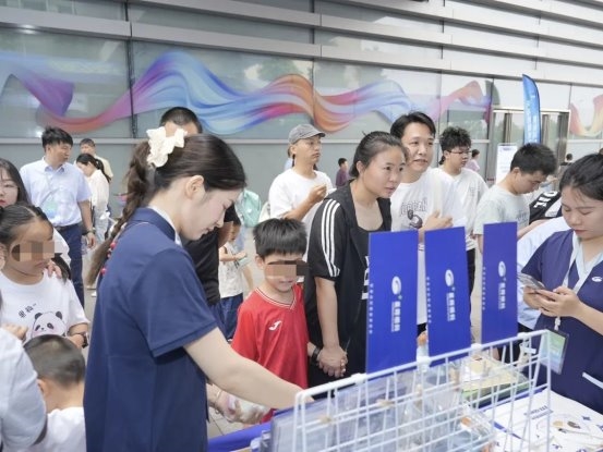 2025年重庆科技活动周主场活动，星辉眼科现场超会玩