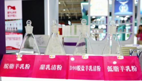 致敬中国乳业长青者！红星美羚王宝印董事长获授荣誉章