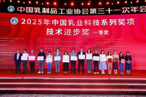 致敬中国乳业长青者！红星美羚王宝印董事长获授荣誉章