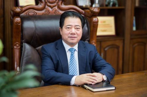 致敬中国乳业长青者！红星美羚王宝印董事长获授荣誉章