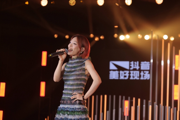  「热爱由我」费加罗Herself之夜，外滩星光与女性力量同频闪耀