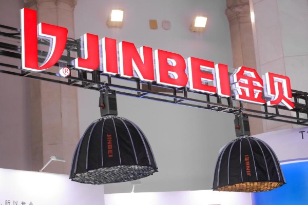 金贝旗舰级新品闪光灯亮相PE展，首日体验者络绎不绝 