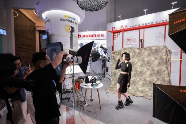 金贝旗舰级新品闪光灯亮相PE展，首日体验者络绎不绝 