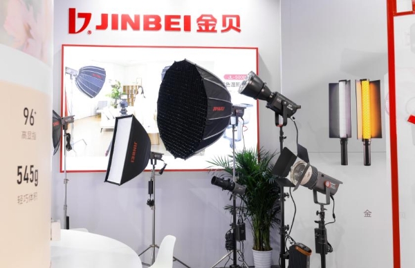 金贝旗舰级新品闪光灯亮相PE展，首日体验者络绎不绝 
