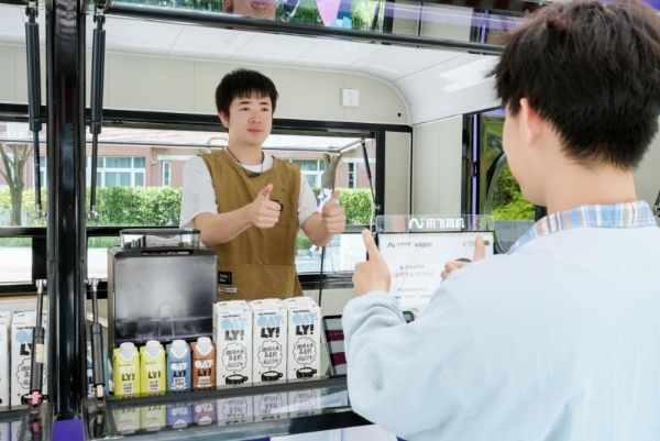  未来智能走进西安欧亚学院：用AI耳机点亮毕业季