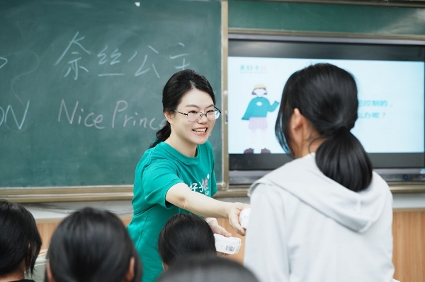  关爱女生成长，奈丝公主“美好予她”公益走进西安