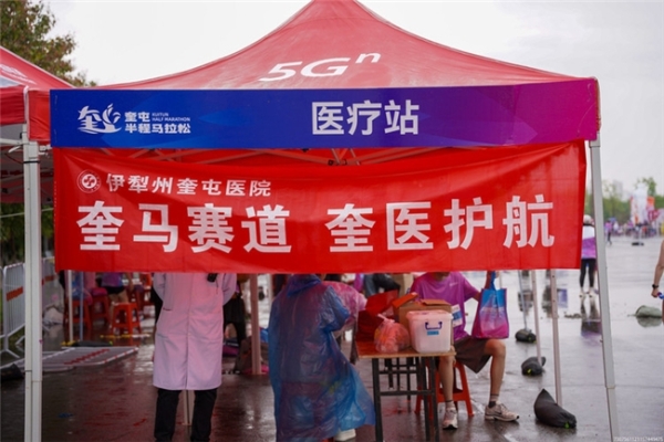 2025新疆奎屯兵地融合半程马拉松暨中国田径协会10公里精英赛（奎屯站）鸣枪起跑