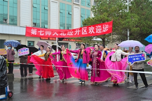 2025新疆奎屯兵地融合半程马拉松暨中国田径协会10公里精英赛（奎屯站）鸣枪起跑