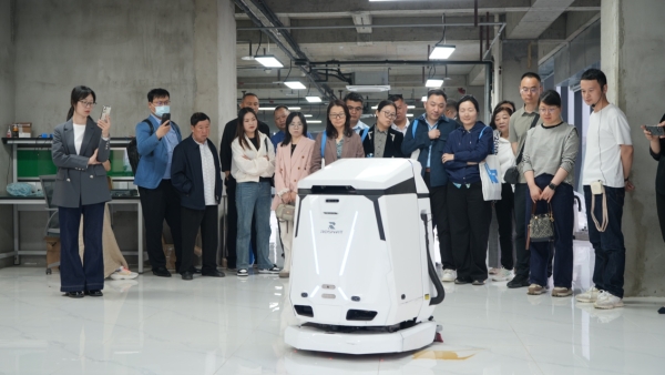 智慧清洁新视野：中国百强物业企业代表走进霞智科技 