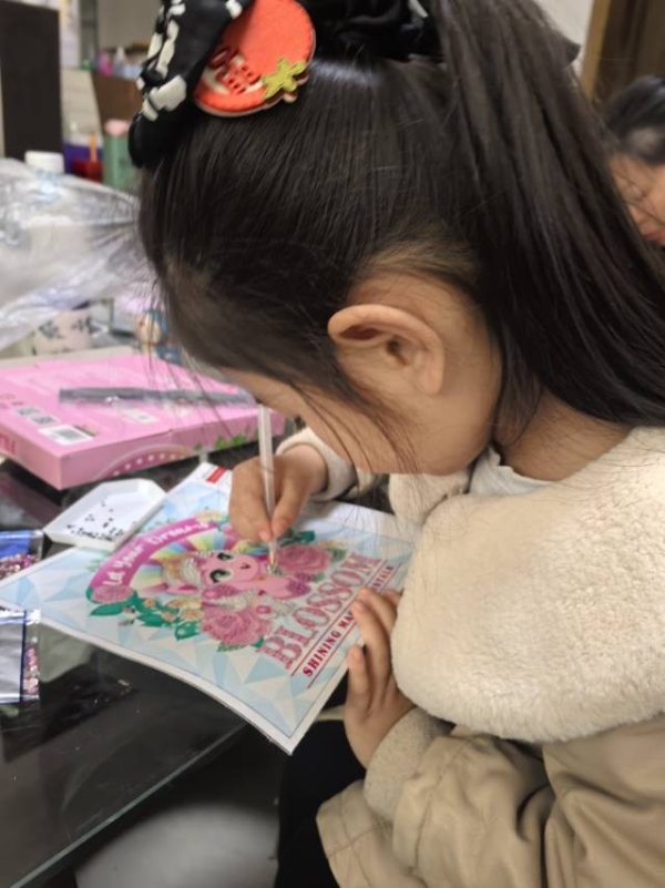  学会5个亲子互动游戏，和小马菲莉玩转家庭欢乐时光
