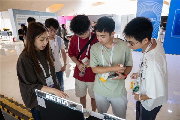  科技与艺术共舞：未来智能AI耳机赋能国际数字艺术盛会 