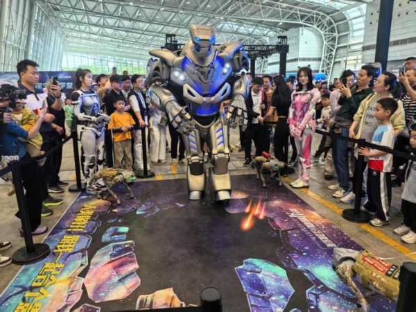  触手可及，玩转AI智能世界 2025深空AI智能机器人互动体验展上海站圆满落幕，蚌埠站盛宴